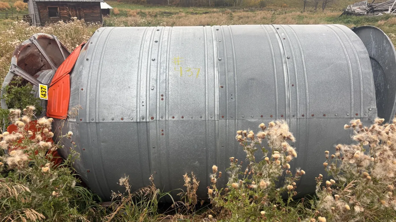 Rd upright metal feeder, approx. 70- Bushel capacity