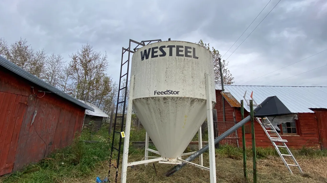 Westeel feed bin, ladder & auger (Buyer Responsible to Load)