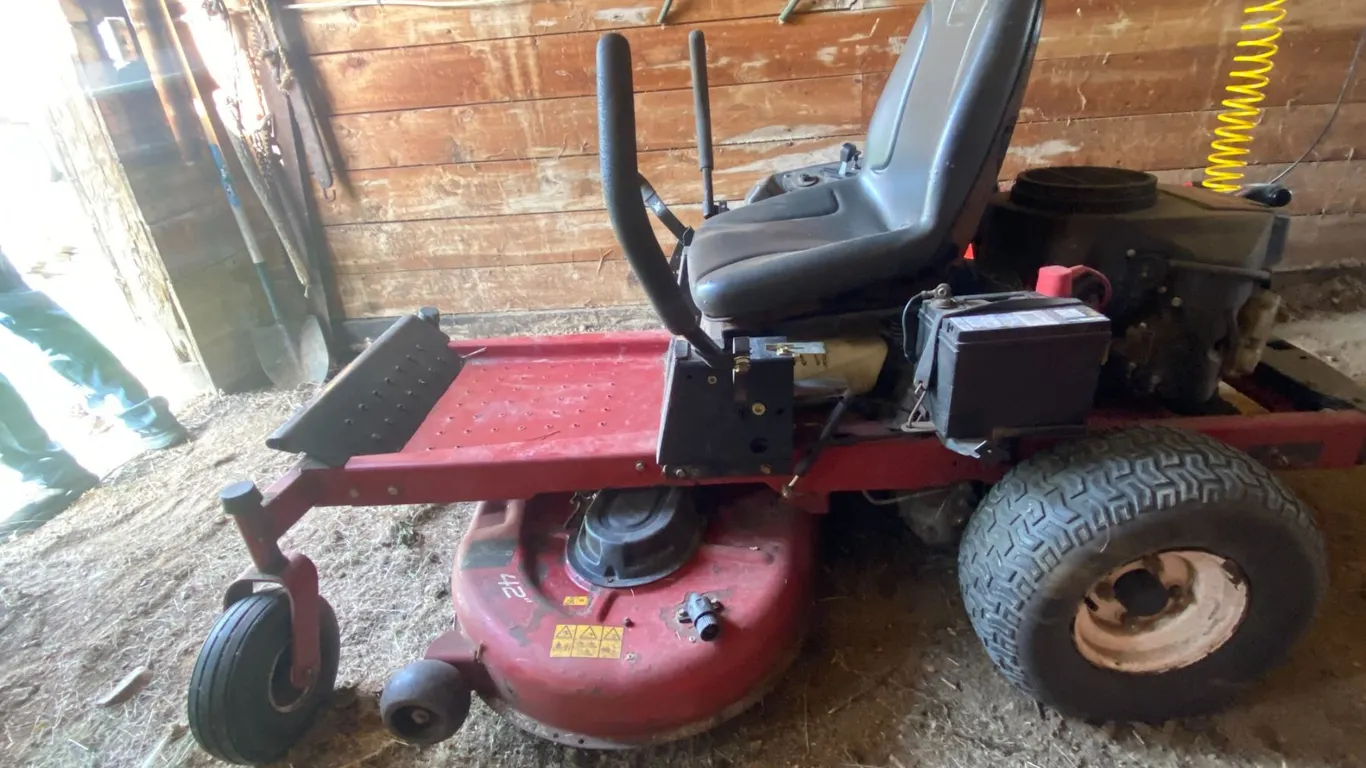 Toro 42 inch Zero Turn mower c/w 22 Hp motor, running order