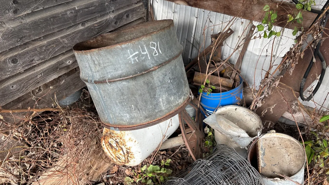 Hog wire, barrel, hoses & misc. in corner