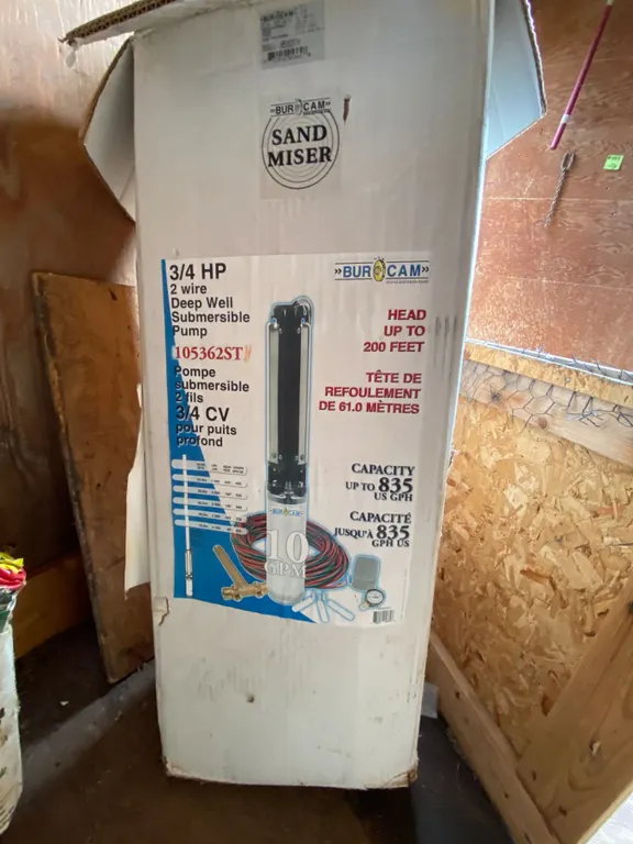 Submersible pump, appears new