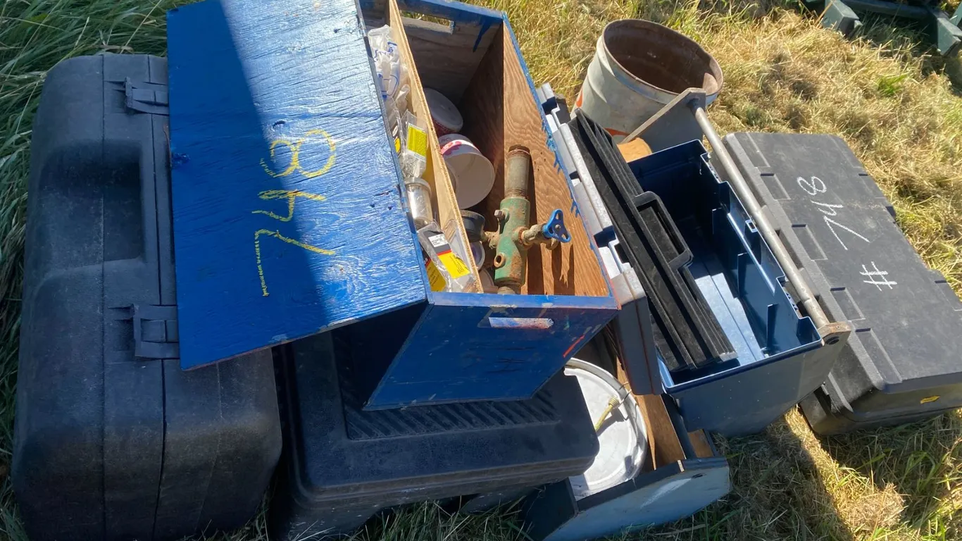 Cases, tool boxes (Outside)