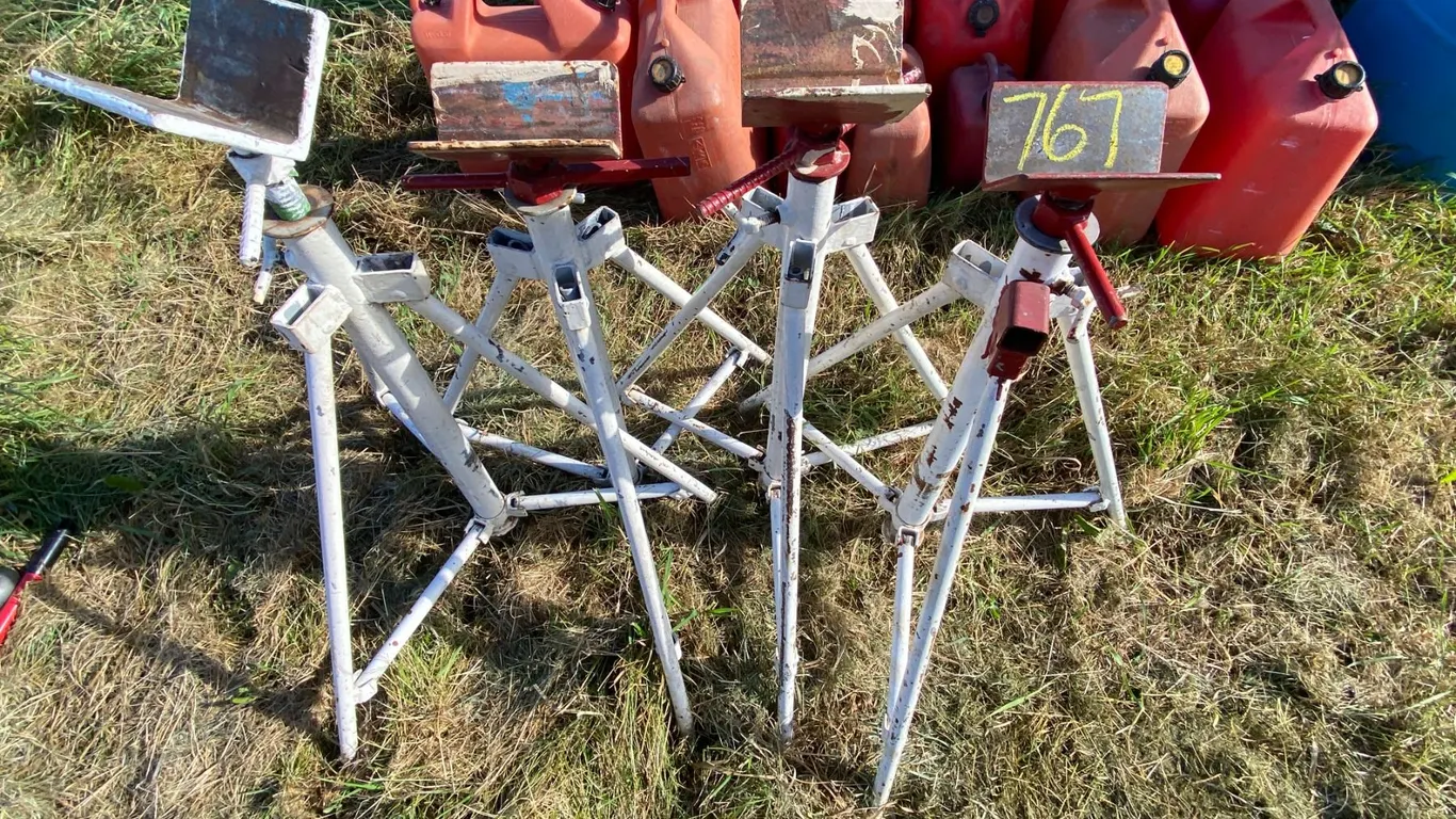4- Pipe stands