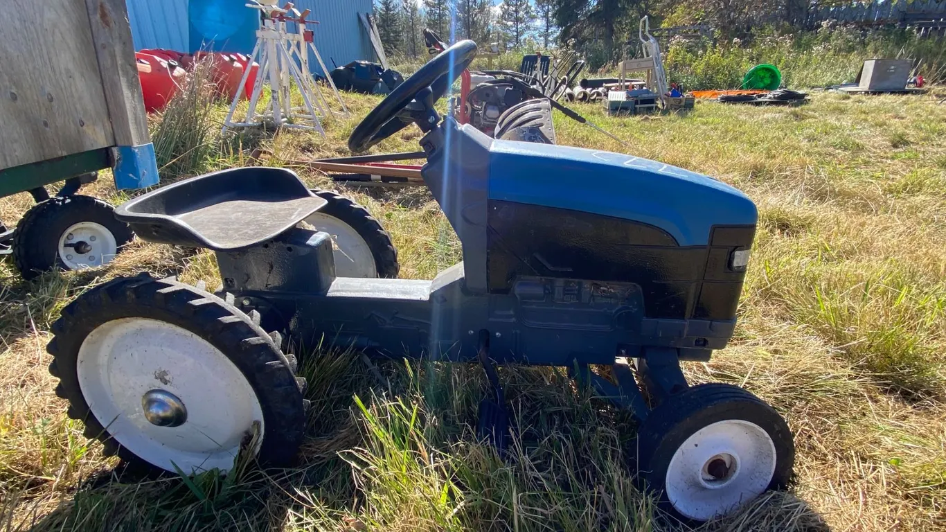 N.Holland toy tractor, frt. Wheel is broken