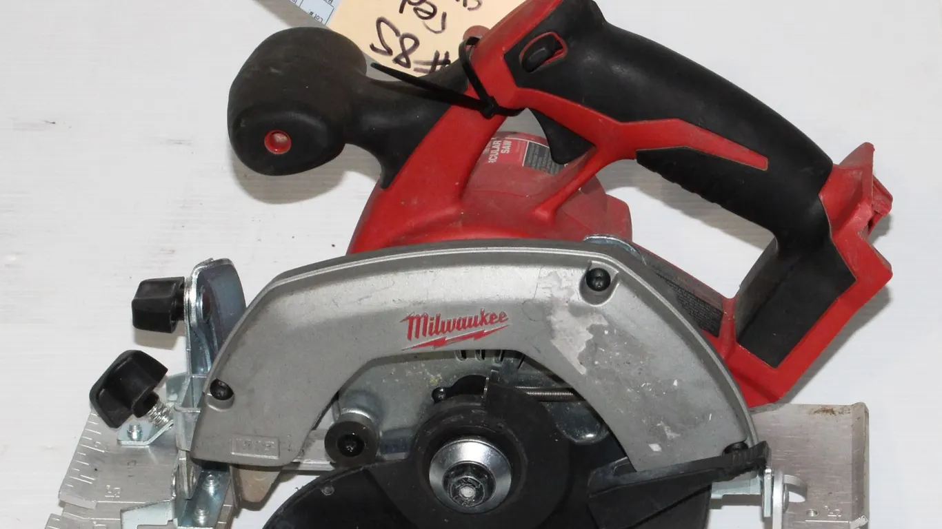 RED MILWAUKEE CIRCULAR SAW