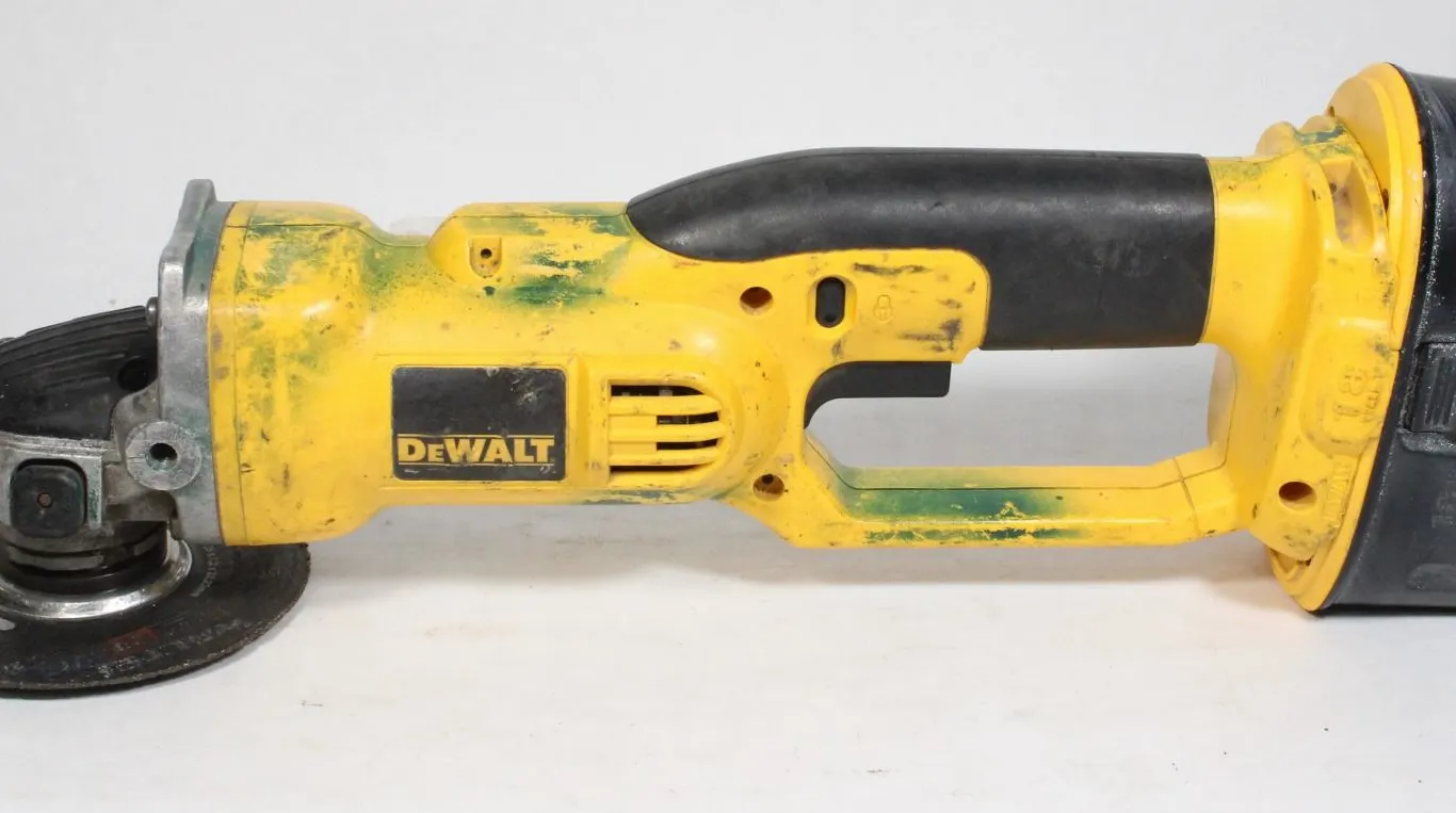 DEWALT 18V 4 1/2 INCH CUT OFF TOOL/ ANGLE GRINDER