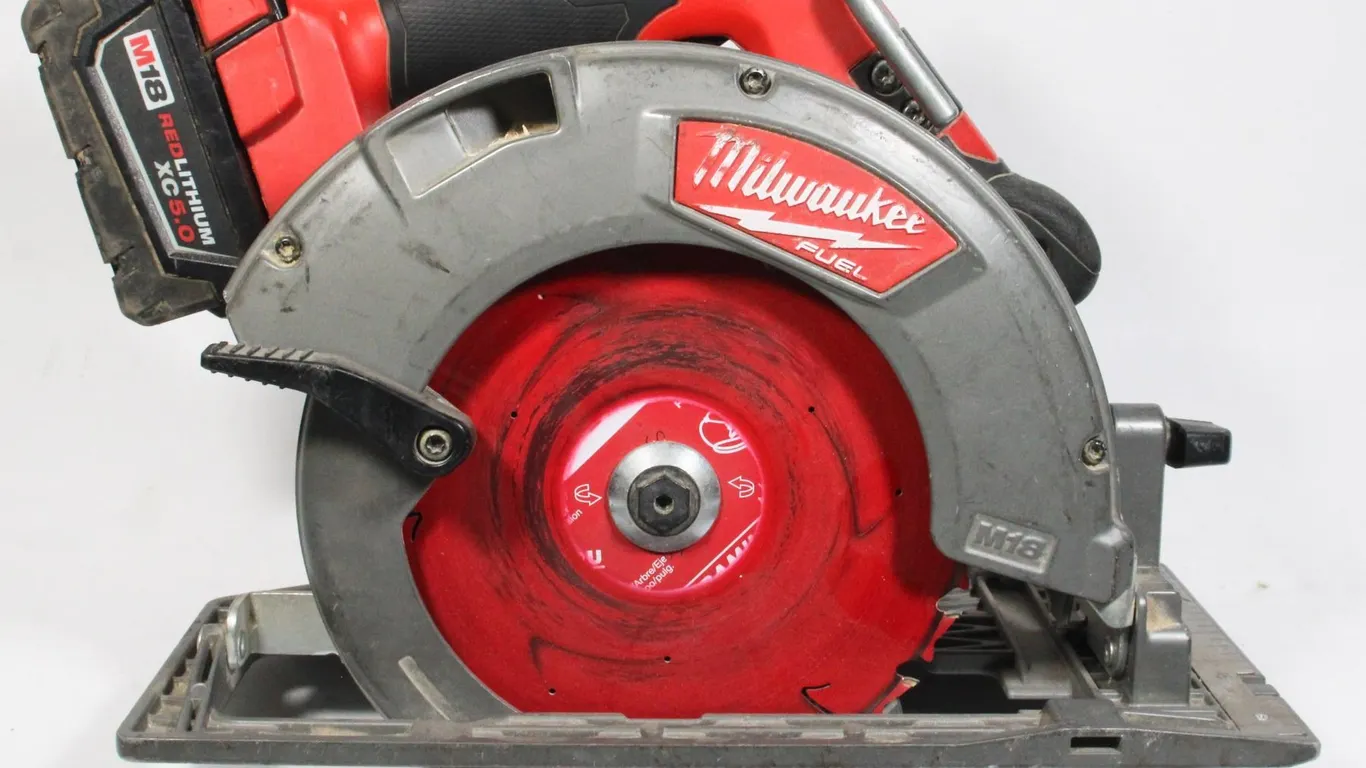 MILWAUKEE 7 1/4" 184 MM CIRCULAR SAW WITH M18 BAT.