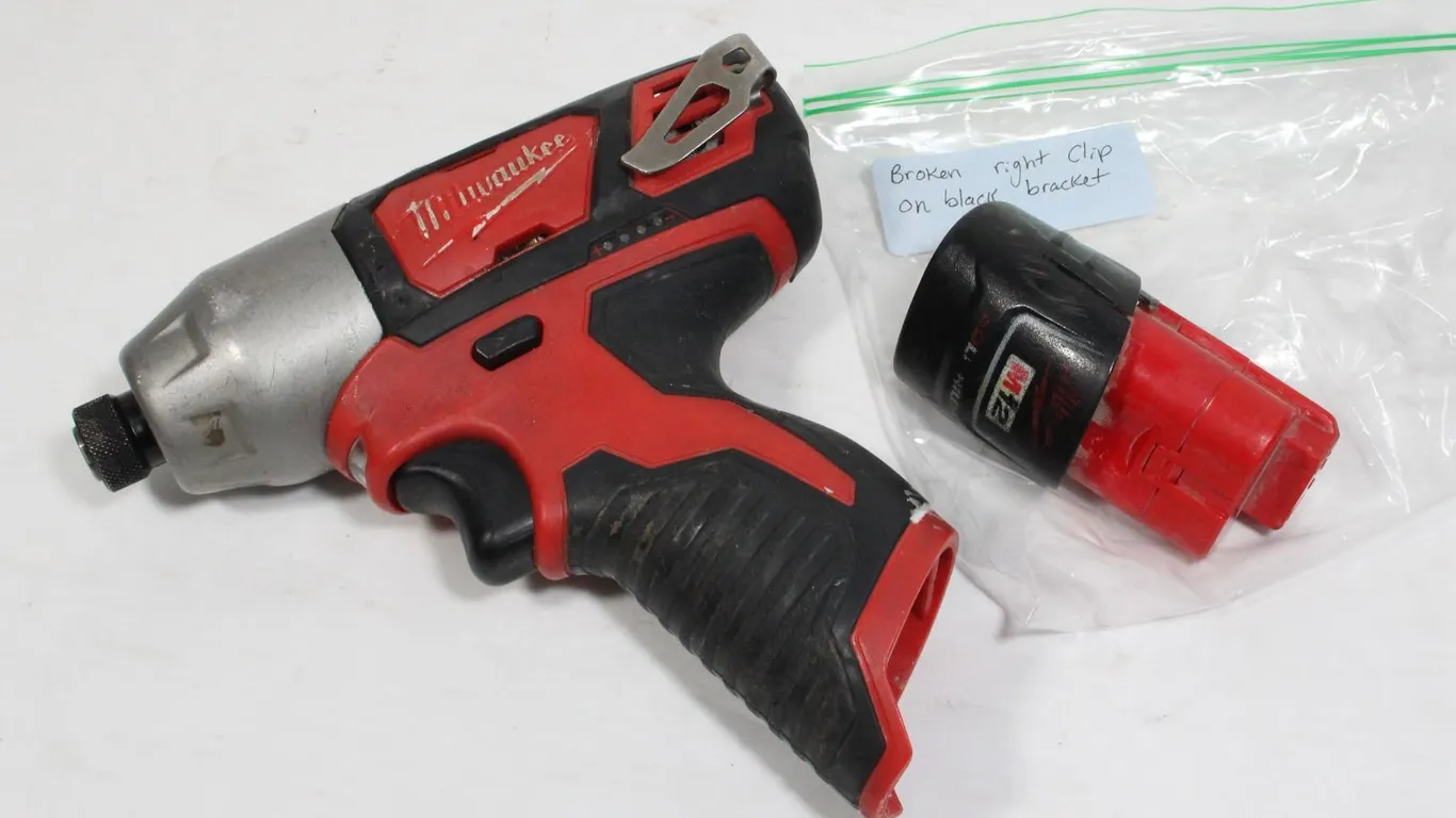 MILWAUKEE 1/4" HEX IMPACT WITH M12 BATTERY