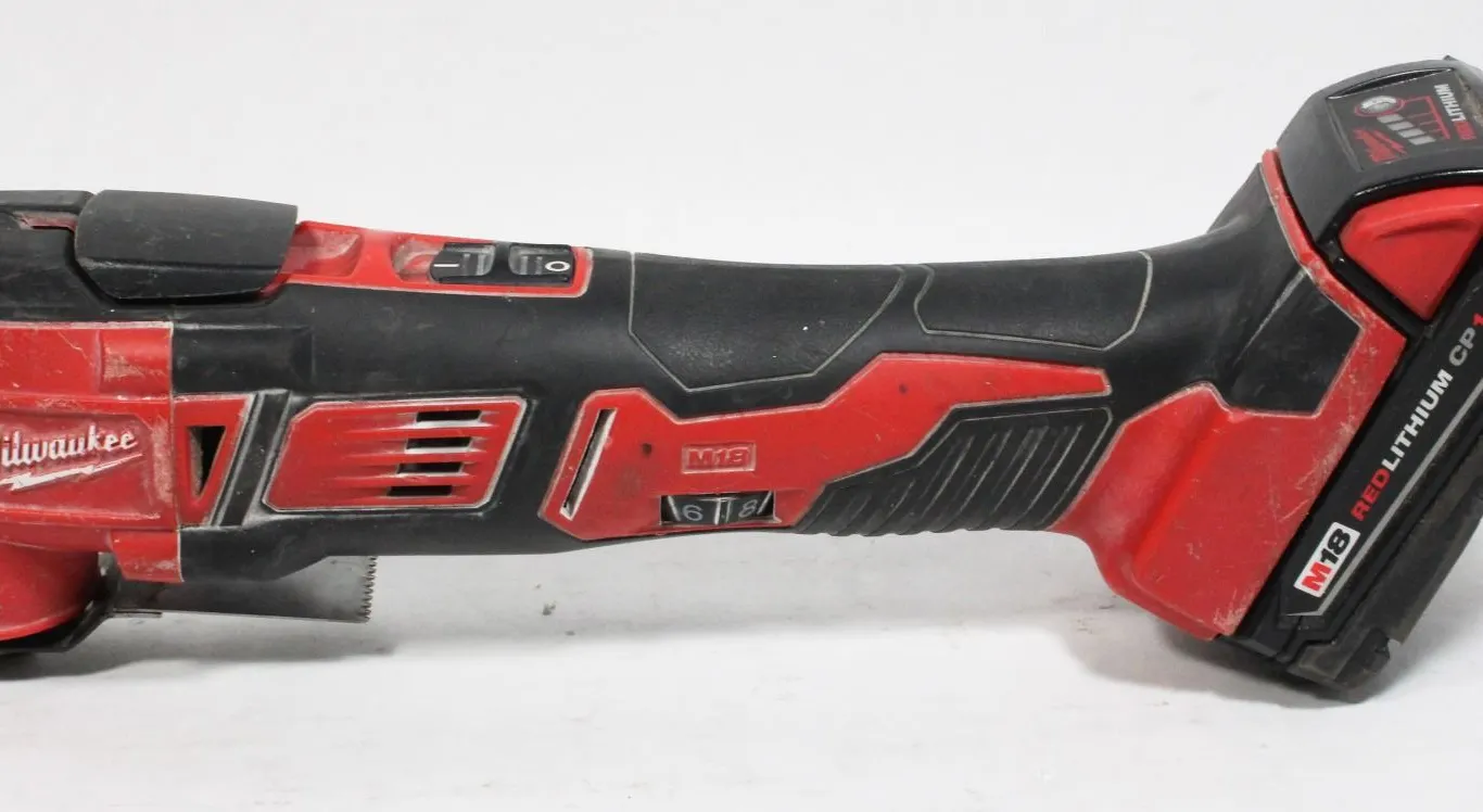 MILWAUKEE MULTI-TOOL WITH M18 BATTERY