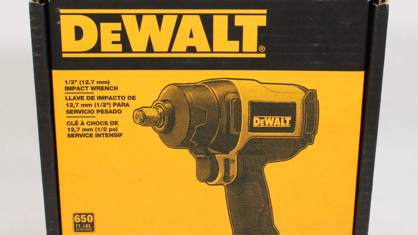 APPEARS NEW IN BOX DEWALT 1/2" IMPACT WRENCH