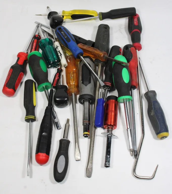 LOT OF MIXED ASSORTMENT OF VARIOUS SCREWDRIVERS
