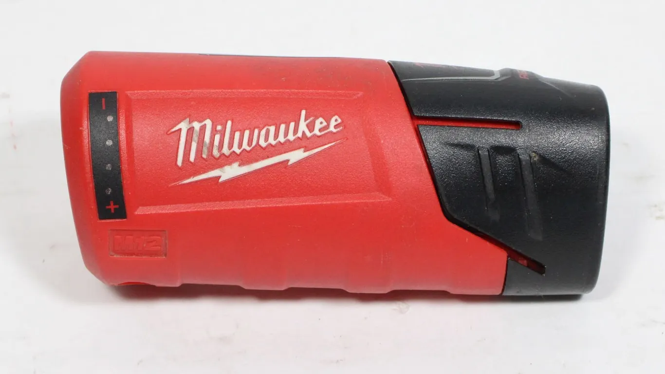 MILWAUKEE M12 POWER SOURCE WITH BATTERY