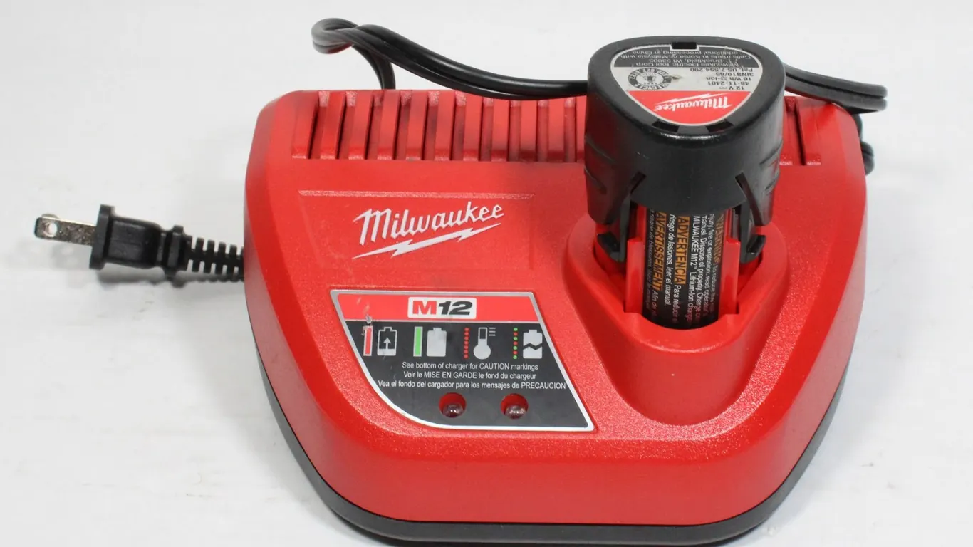 MILWAUKEE M12 CHARGER AND BATTERY
