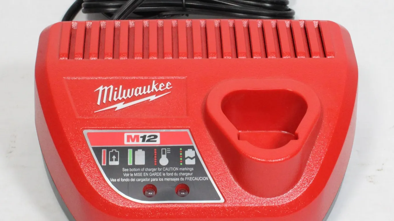 MILWAUKEE BATTERY CHARGER