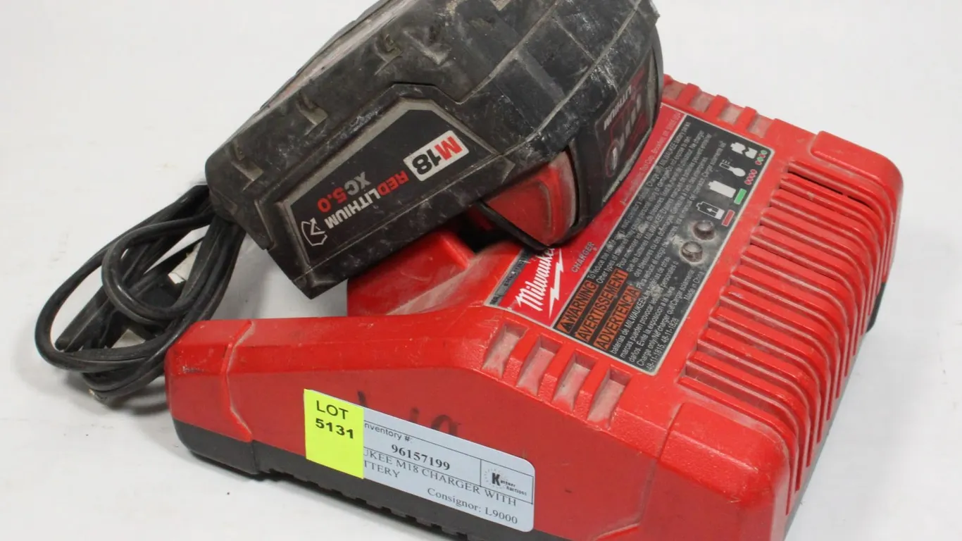 MILWAUKEE M18 CHARGER WITH M18 BATTERY
