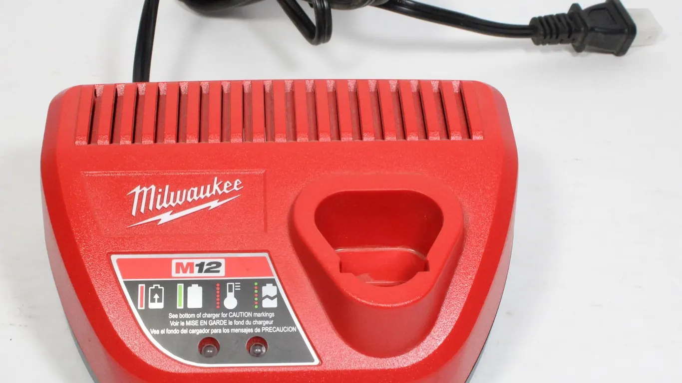 MILWAUKEE BATTERY CHARGER