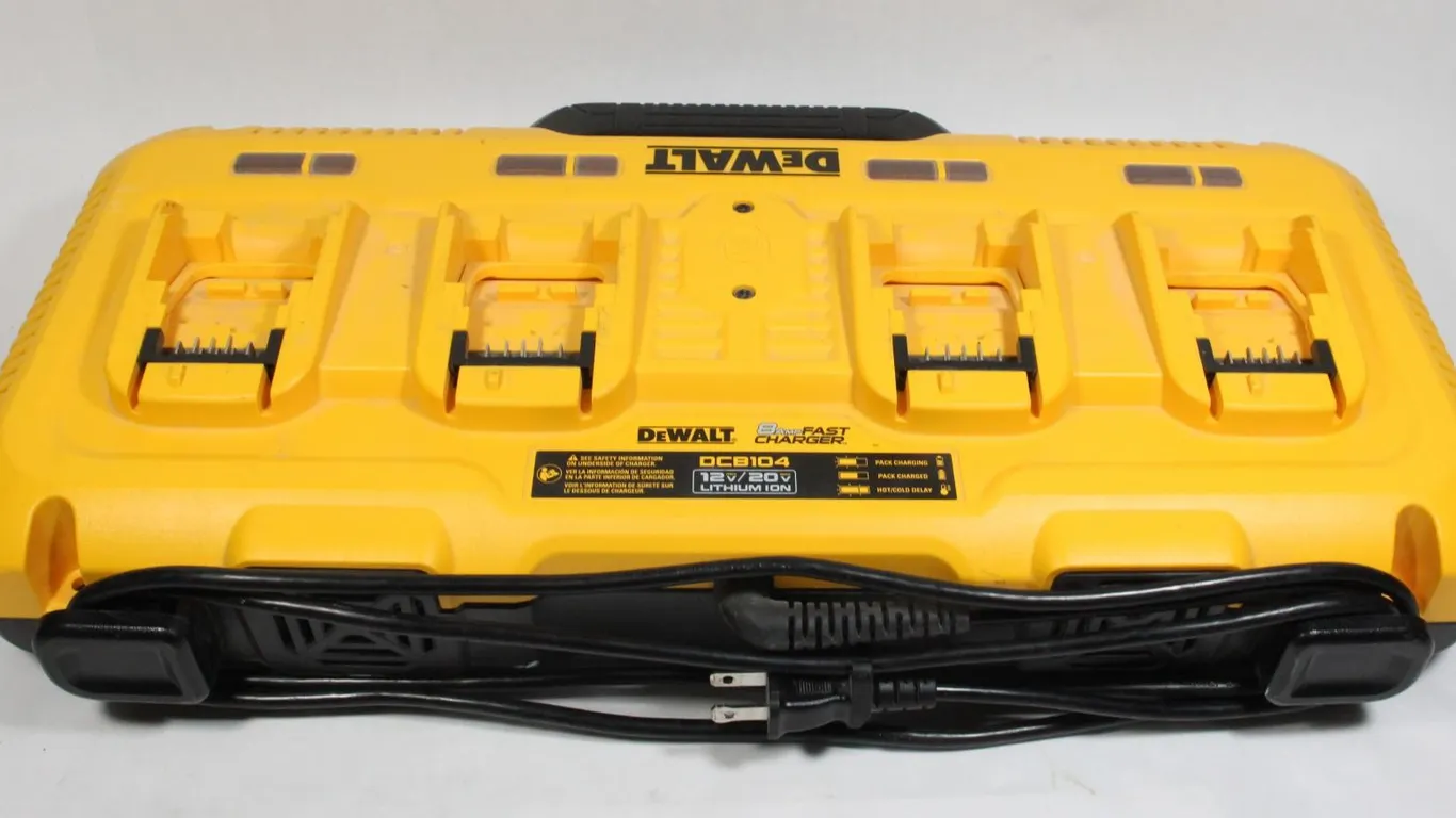 DEWALT 4 PORT 8AMP FAST CHARGER