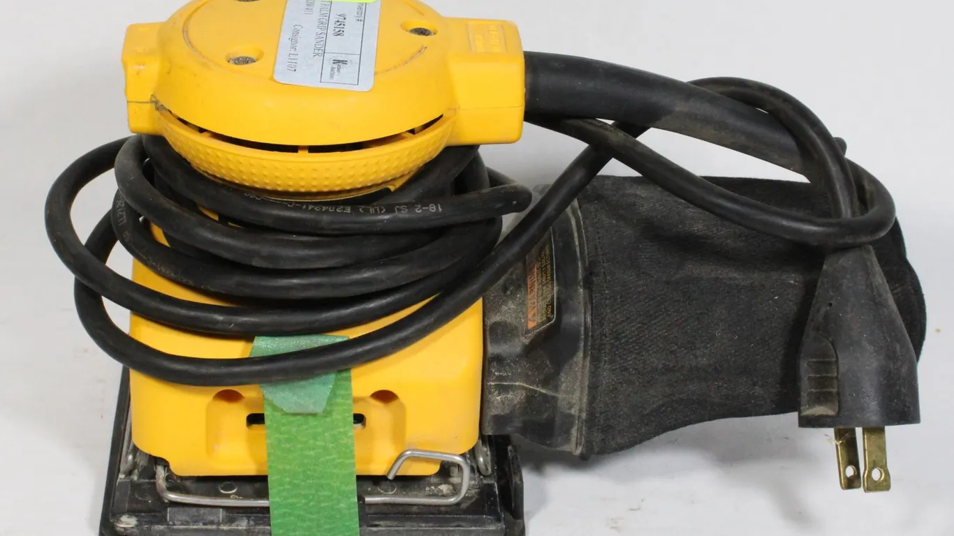 DEWALT PALM GRIP SANDER MODEL DW411
