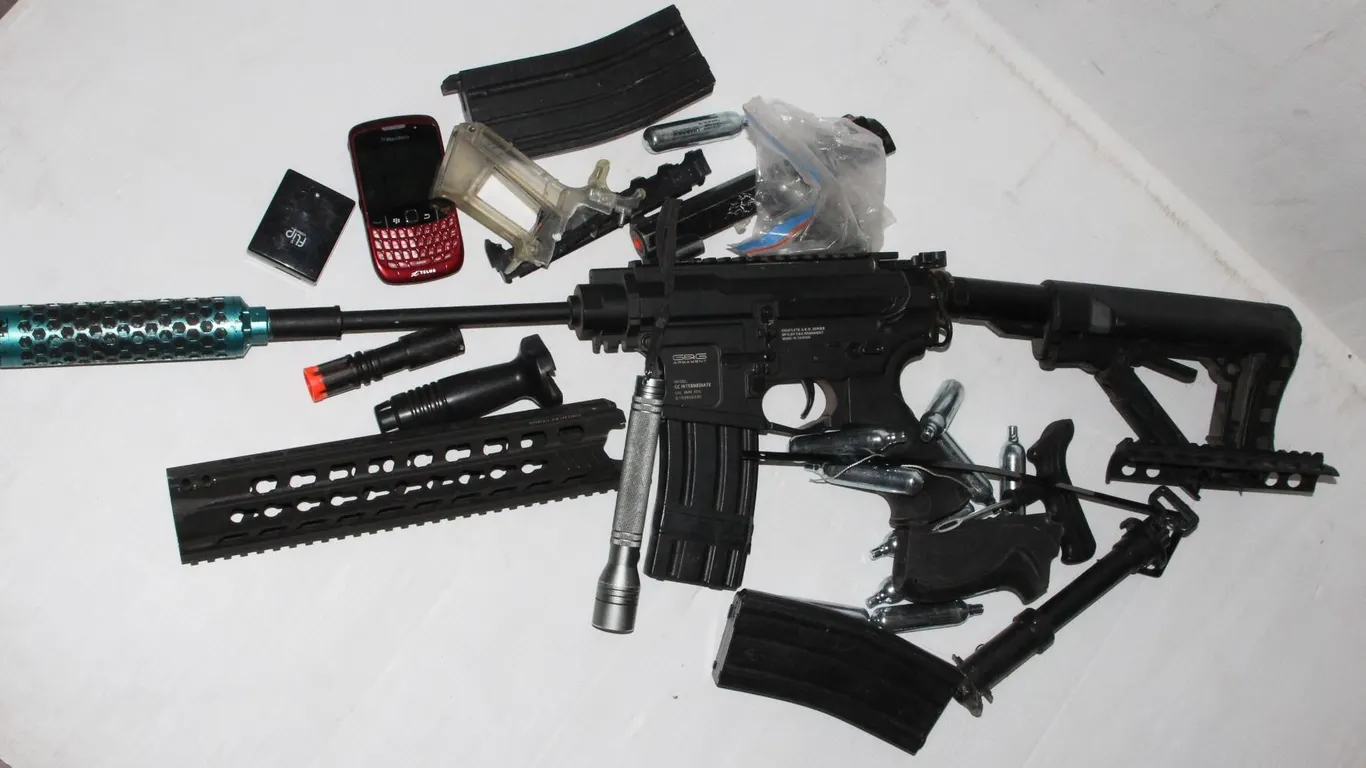 LOT OF BB OR AIRSOFT GUN ITEMS WITH GUN IN