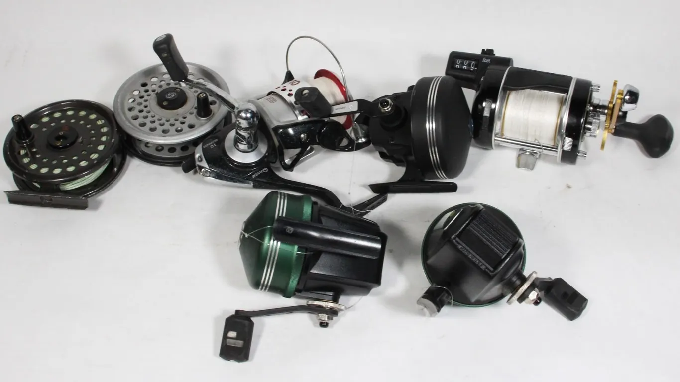 BOX OF FISHING REELS INCLUDING QUANTUM KDV-40 MAG