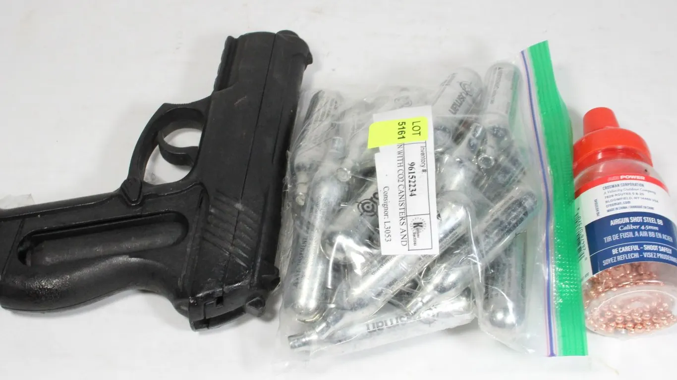 BB GUN WITH CO2 CANISTERS AND BB'S