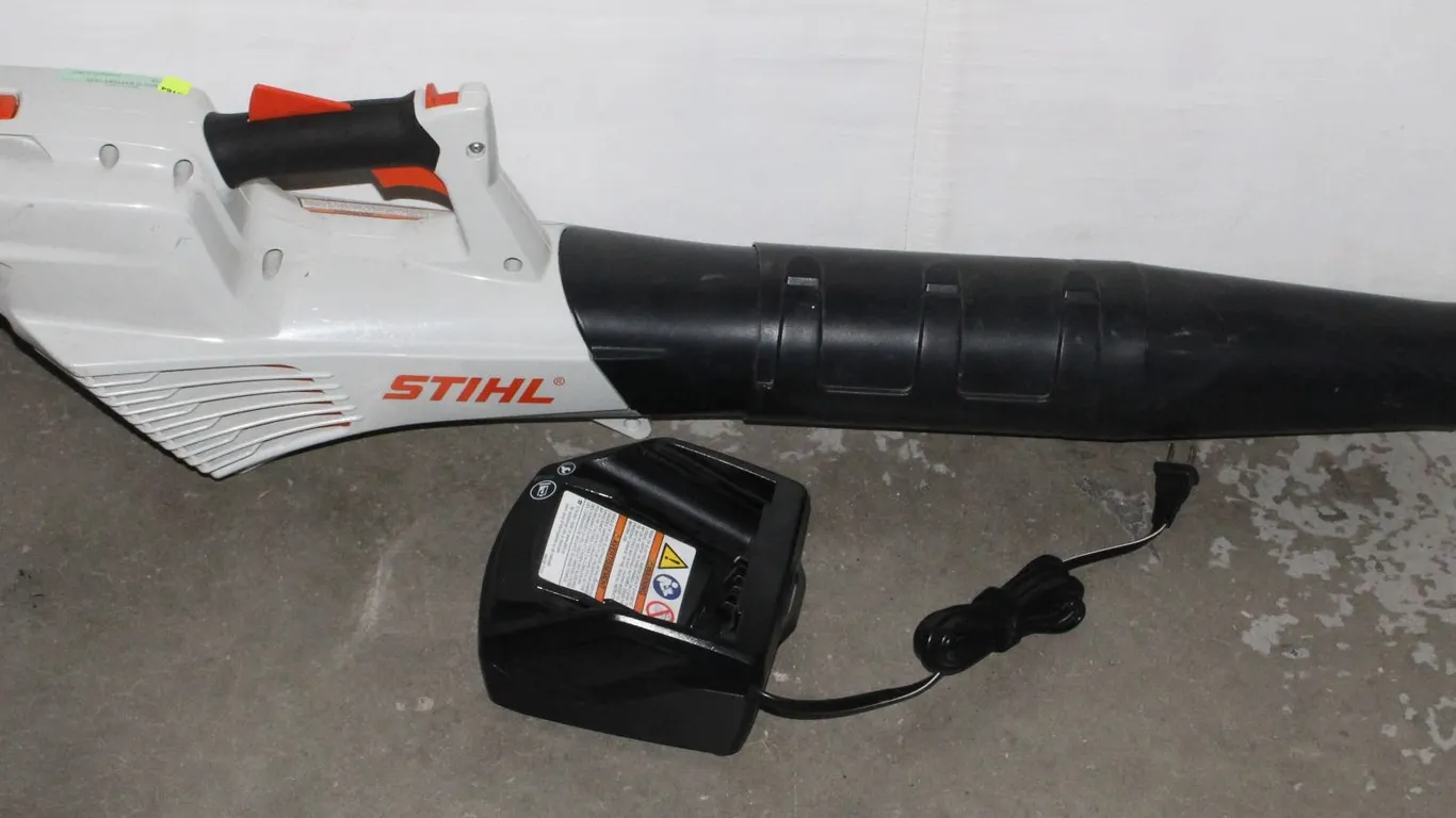 STIHL BGA 56 BATTERY LEAF BLOWER & BATTERY CHARGER