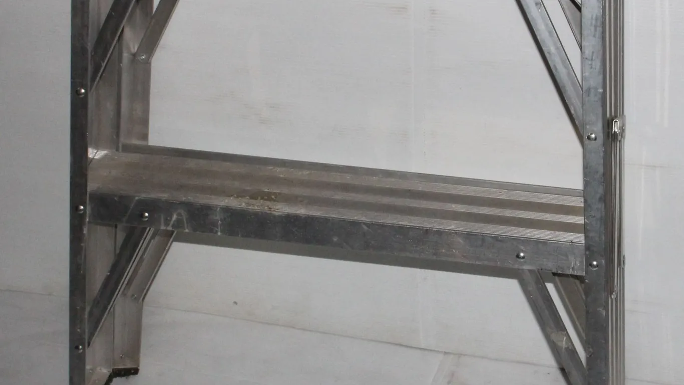 STEP LADDER MODEL 602