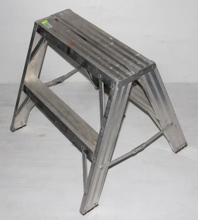 STEP LADDER MODEL 602