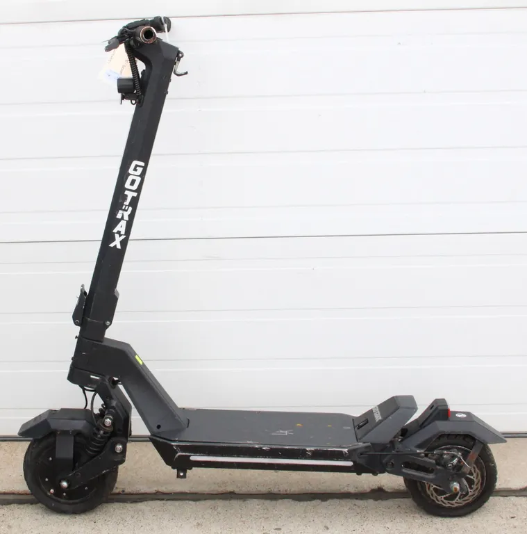 BLACK E-SCOOTER