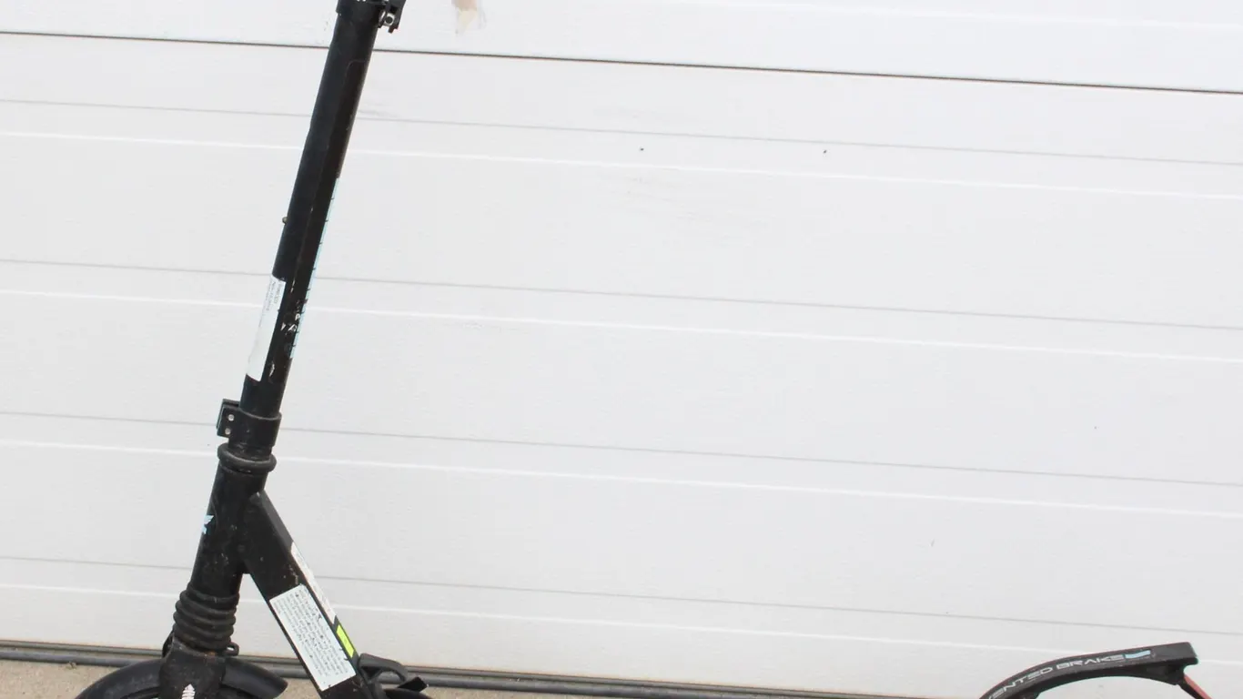 BLACK RAZOR SCOOTER