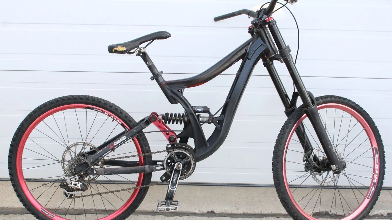 BLACK NORCO BOMBER MOUNTAIN BIKE