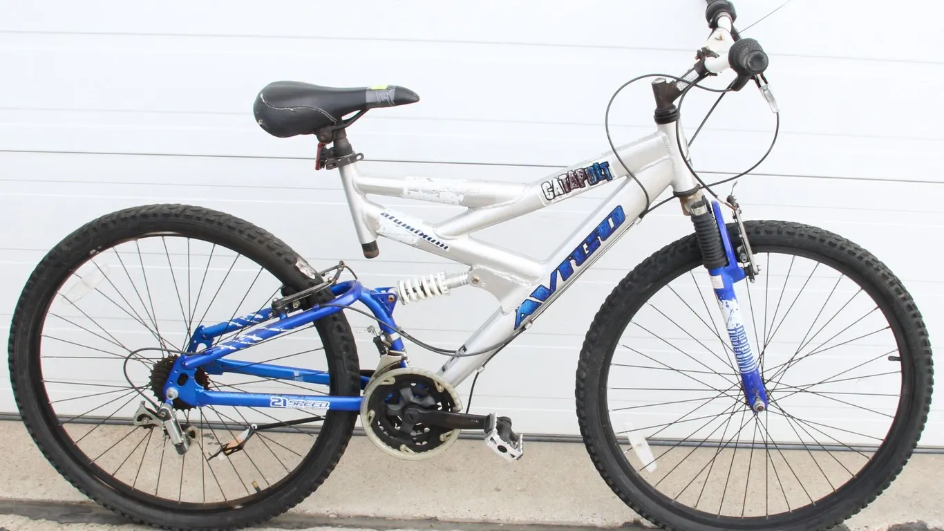 SILVER BIKE WITH BLUE TRIM 21 SPD