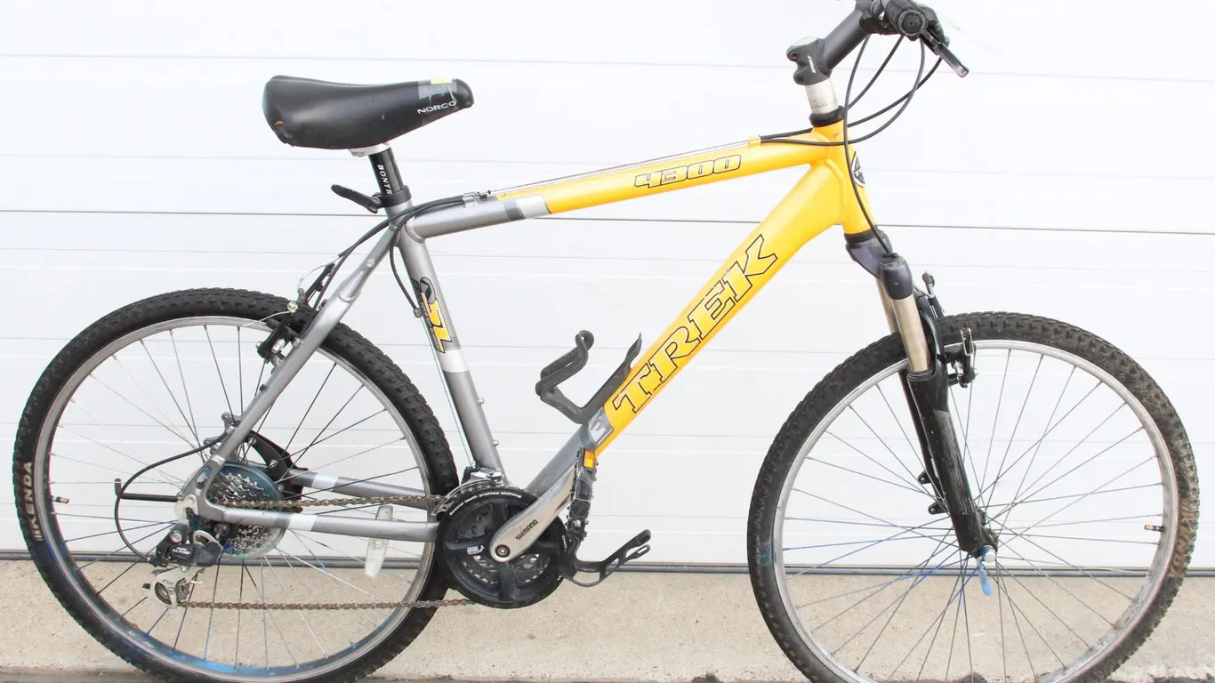YELLOW TREK 4300 MOUNTAIN BIKE