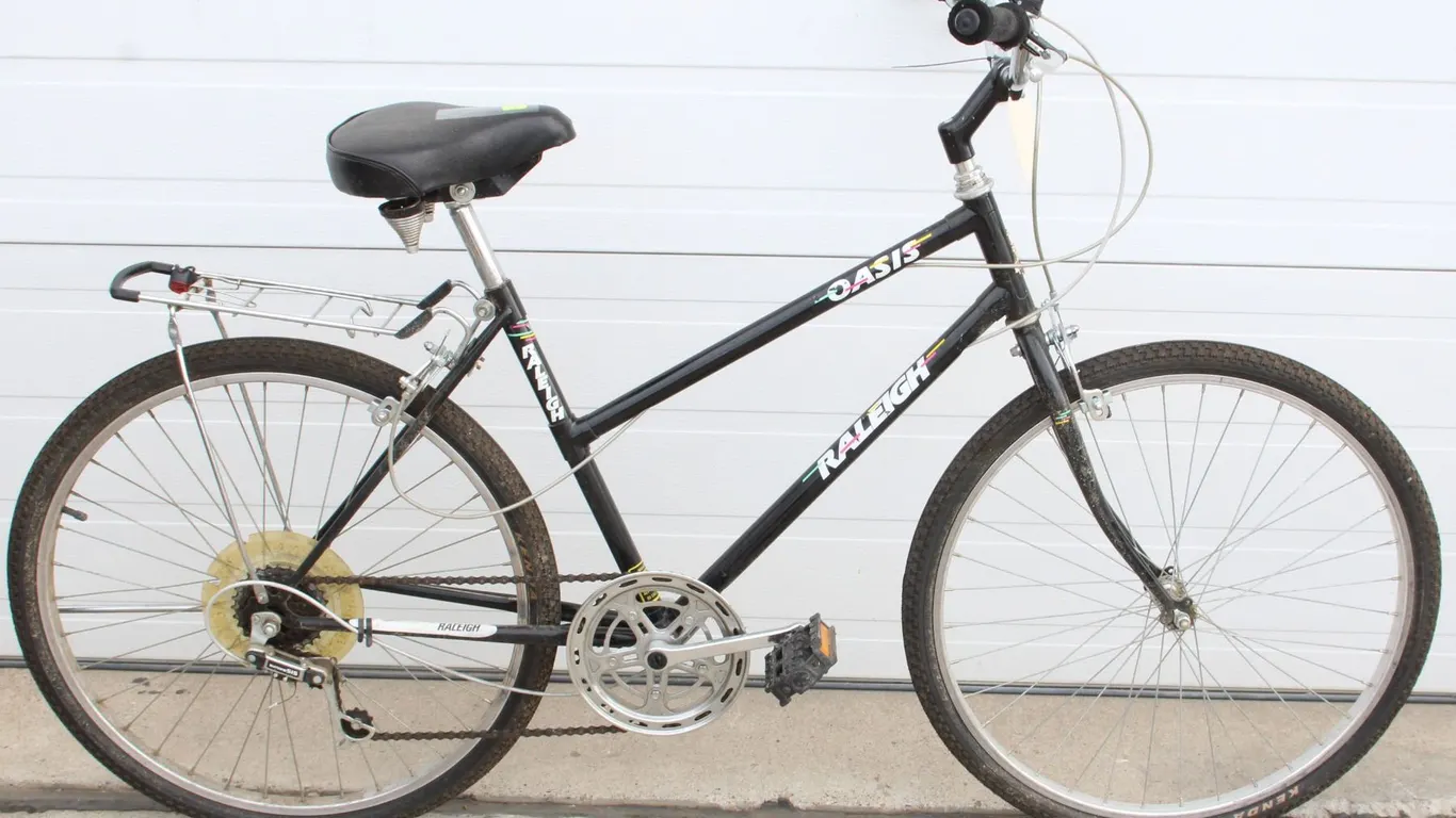 BLACK RALEIGH OASIS CRUISER BICYCLE
