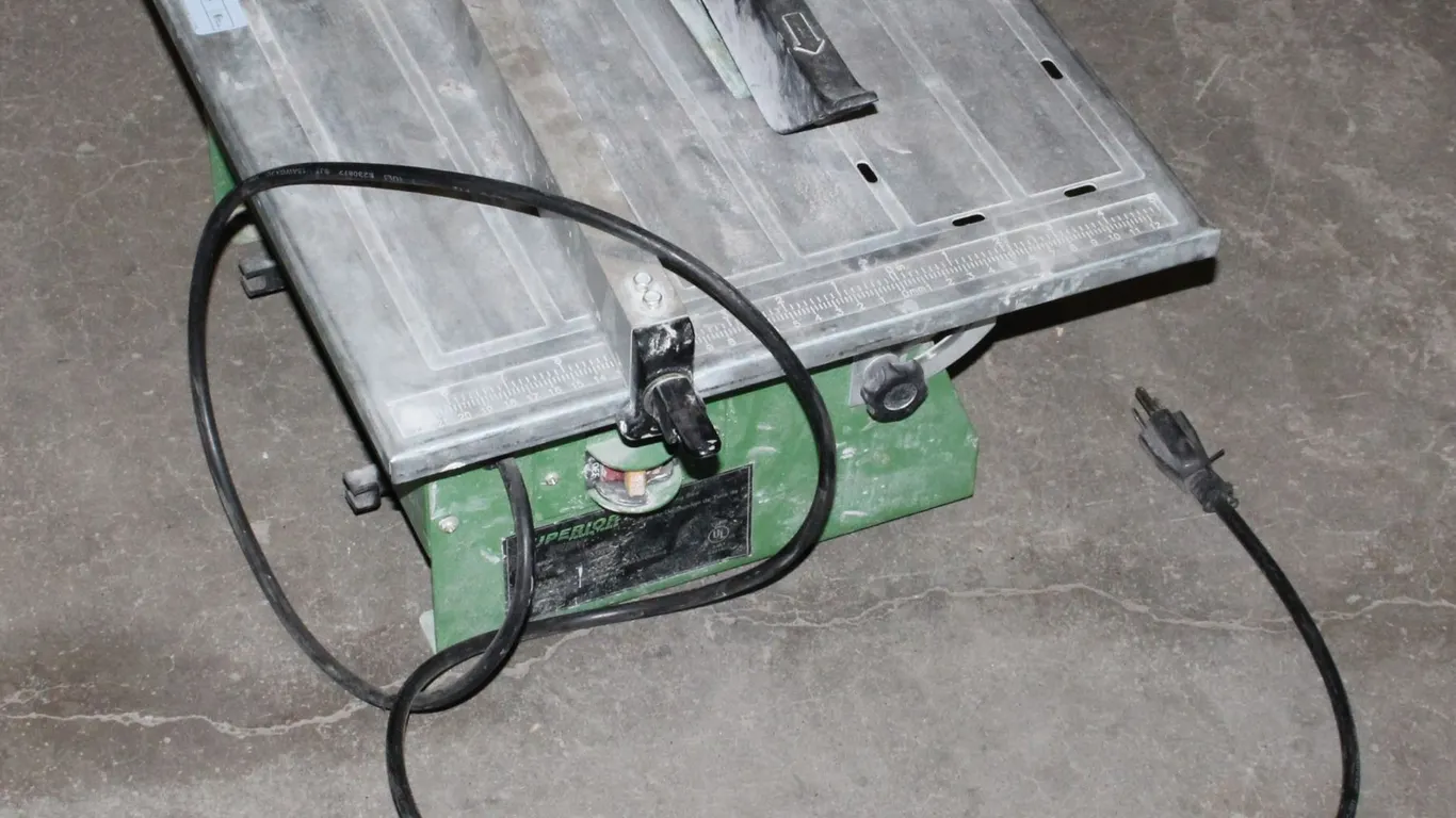 TILE SAW