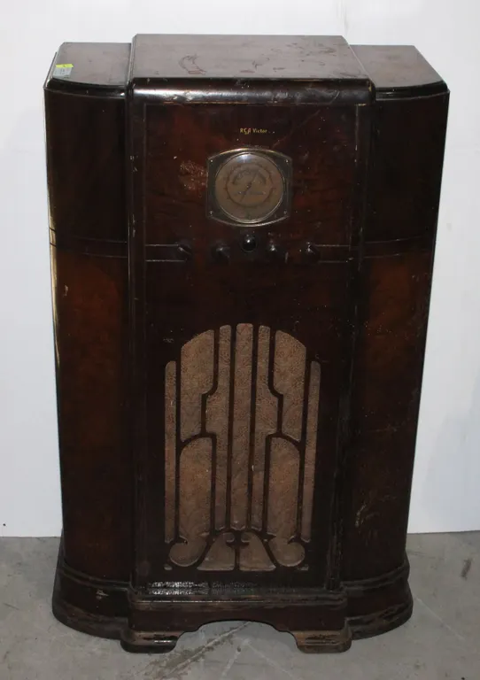 ANTIQUE RCA VICTOR RADIO UNTESTED