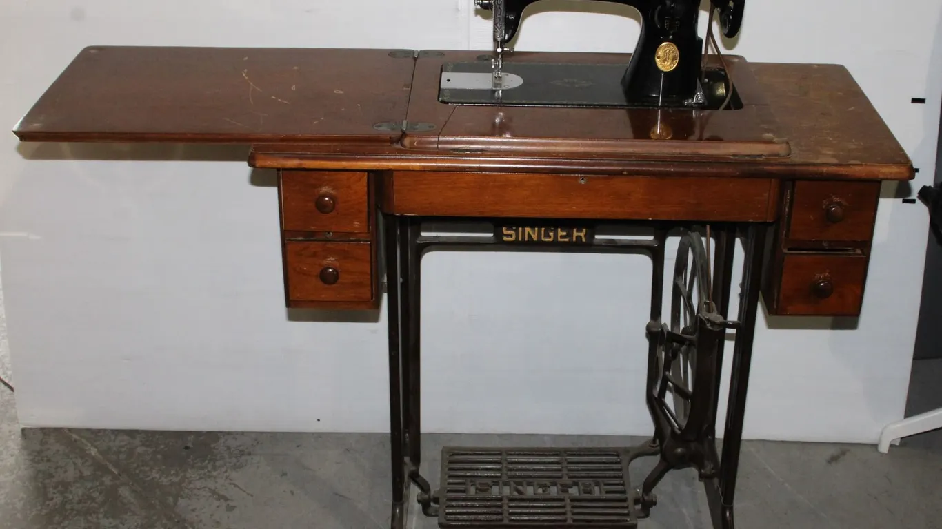 SINGER SEWING MACHINE IN CABINET