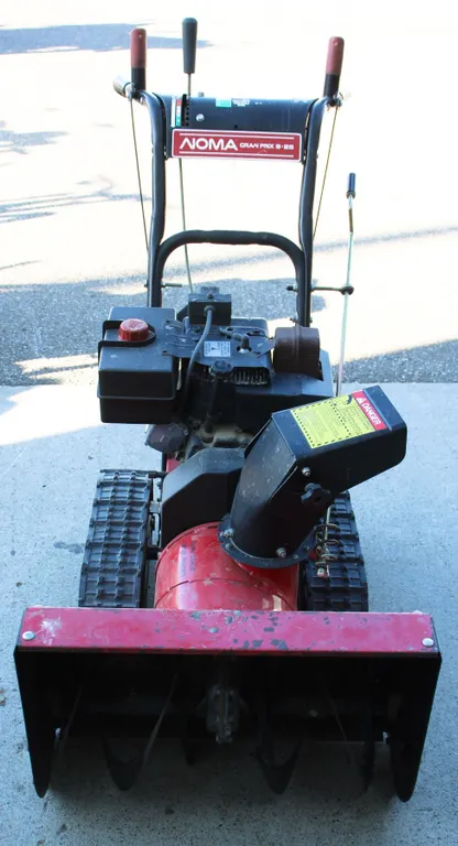 NOMA GRAND PRIX 8 25 SNOWBLOWER, TRACKED