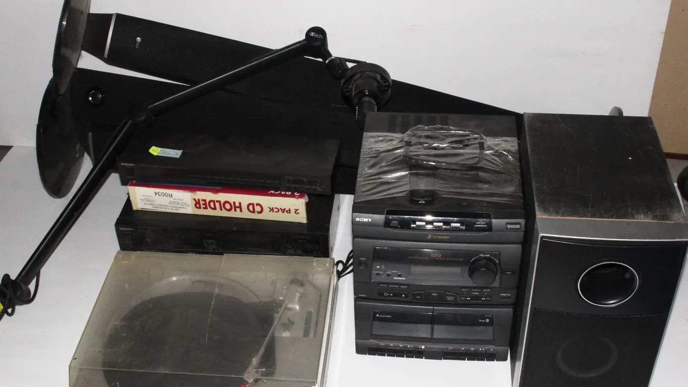 LARGE LOT OF AUDIO EQUIPMENT