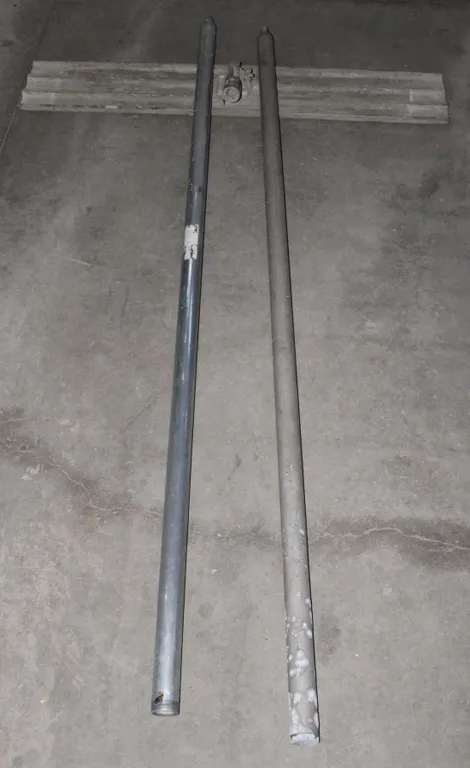 CONCRETE SPREADING TOOL WITH EXTENSION POLES