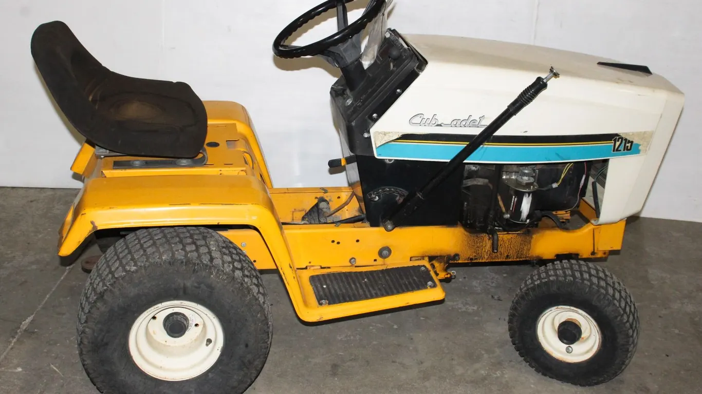 *POLICE SEIZURE* CUB CADET RIDING LAWN MOWER