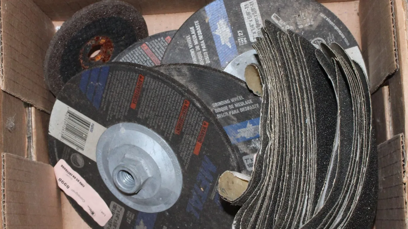 BOX OF SANDING AND GRINDING DISCS