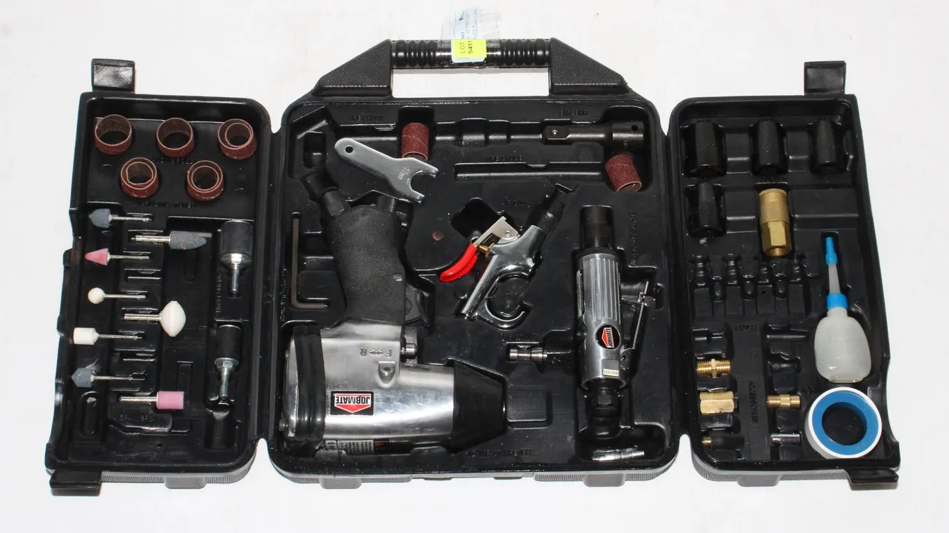 JOBMADE AIR TOOL SET IN CASE. INCLUDES DIE GRINDER