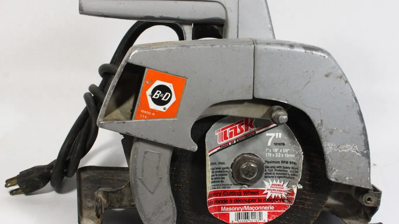 BLACK 7 DECKER CIRCULAR SAW