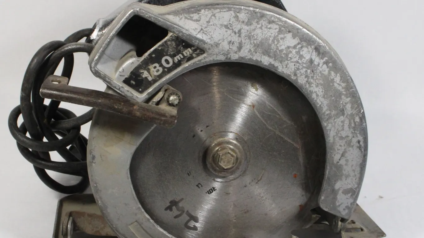 BLACK & DECKER CIRCULAR SAW