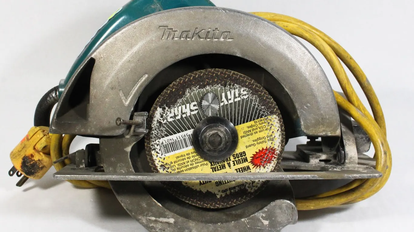 MAKITA CIRCULAR SAW WITH METAL CUTTING BLADE