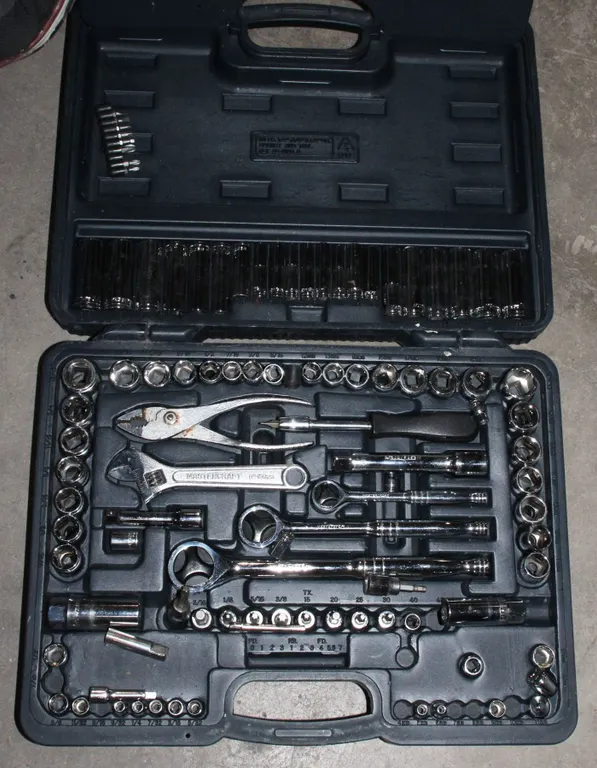 MASTERCRAFT RATCHET AND SOCKET SET METRIC & SAE