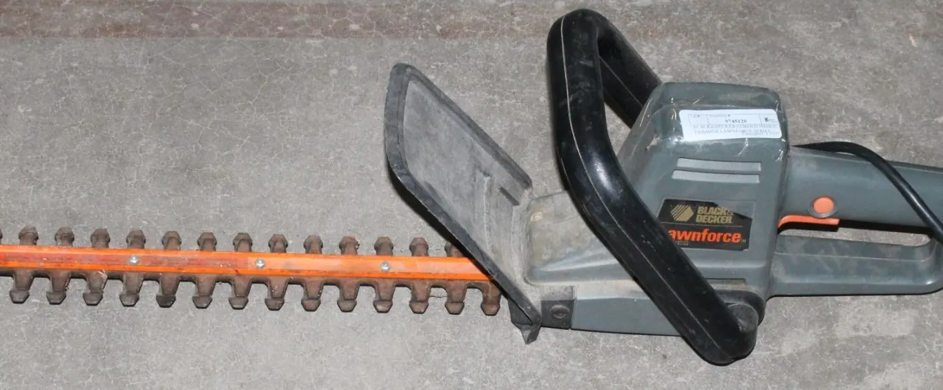 BLACK&DECKER CORDED HEDGE TRIMMER LAWNFORCE SERIES