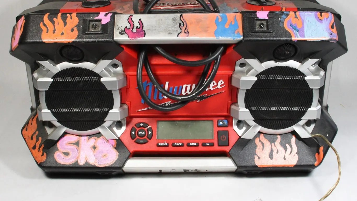 MILWAUKEE CONSTRUCTION RADIO DOUBLES AS BATTERY CH