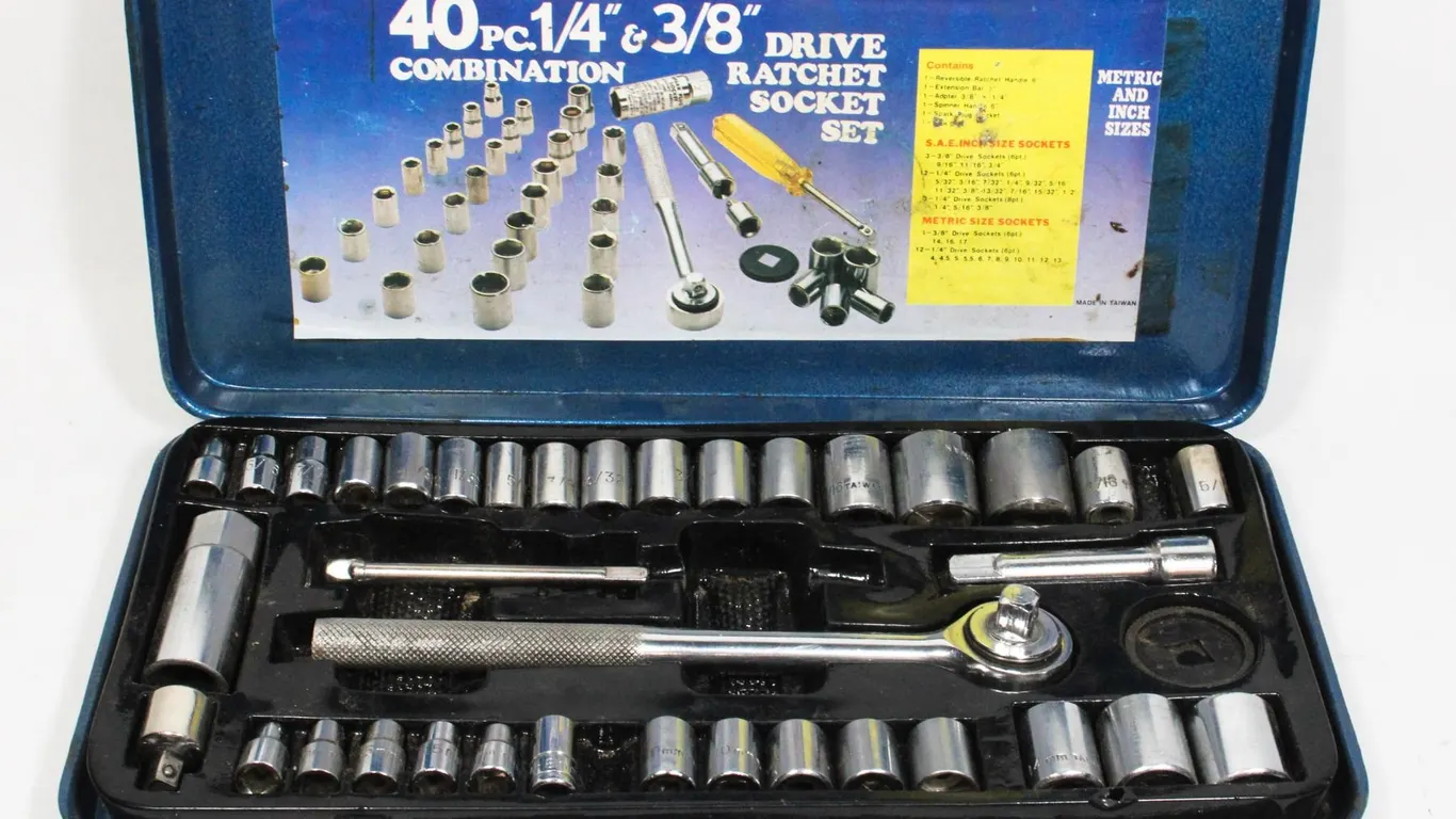 VTG. 40 PC. 1/4" & 3/8" DRIVE RATCHET SOCKET SET